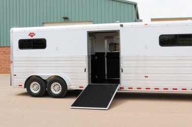 New 2024 Hart Trailers Head to Head 4 Horse Stock / Stock Combo Trailer