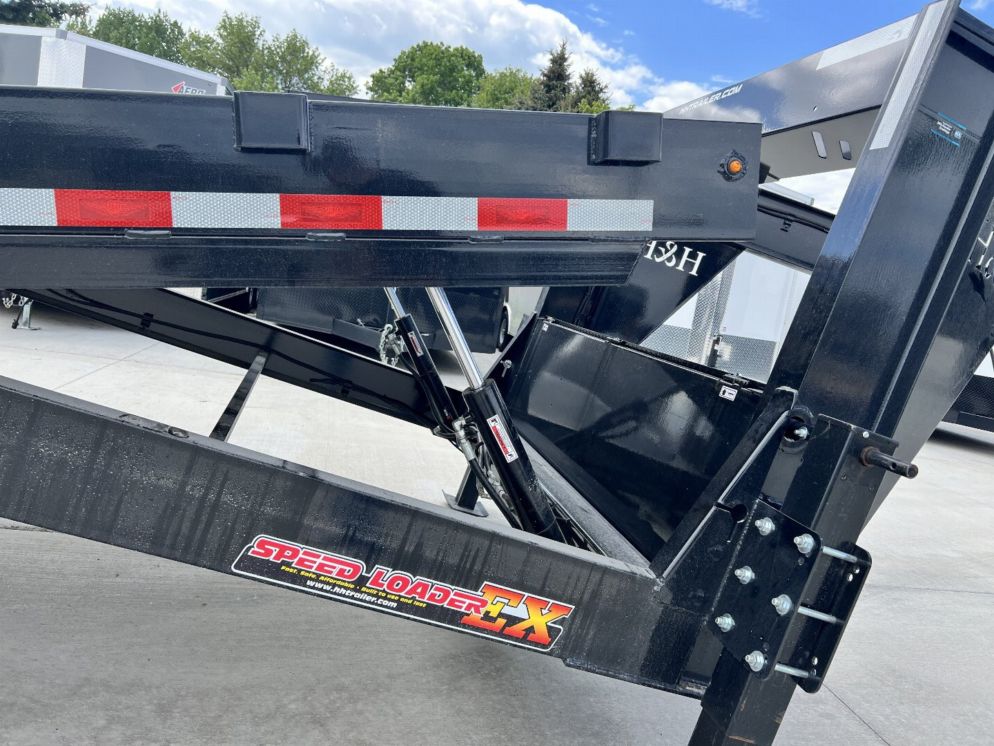 New 2025 H&H Gooseneck SPEEDLOADER 30' POWER TILT 14K, winch plate