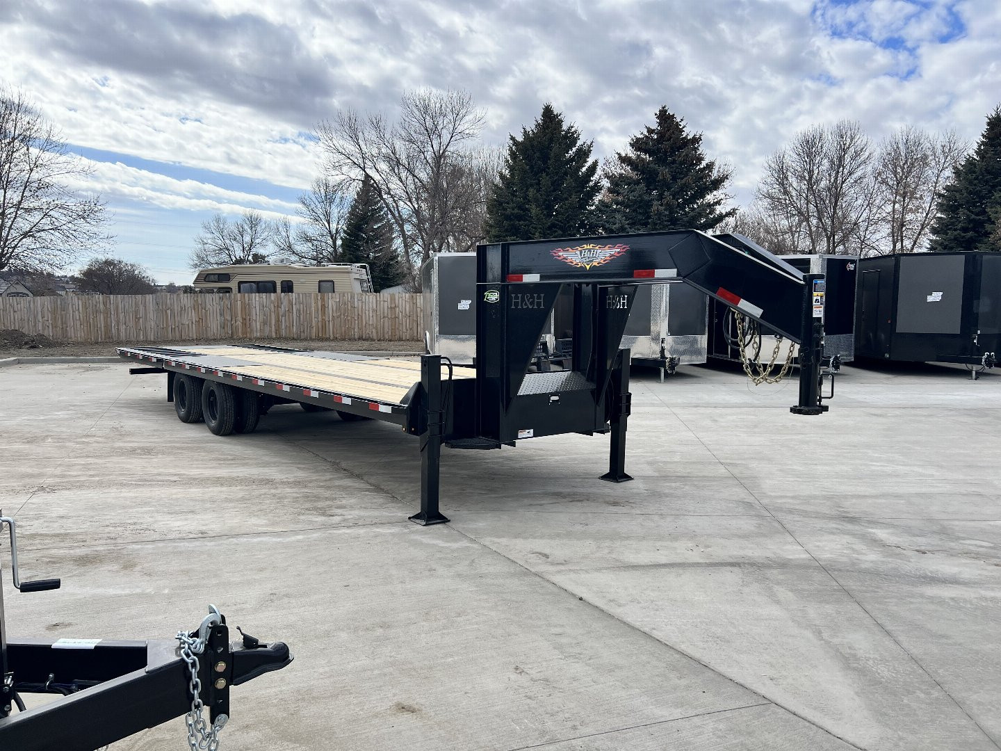 New 2025 H&H 30’ Gooseneck 21 ft Flat with Hydraulic 9 ft Dovetail Hydraulic Jacks, Key Fob Remote 25.9K Tandem Dual axles