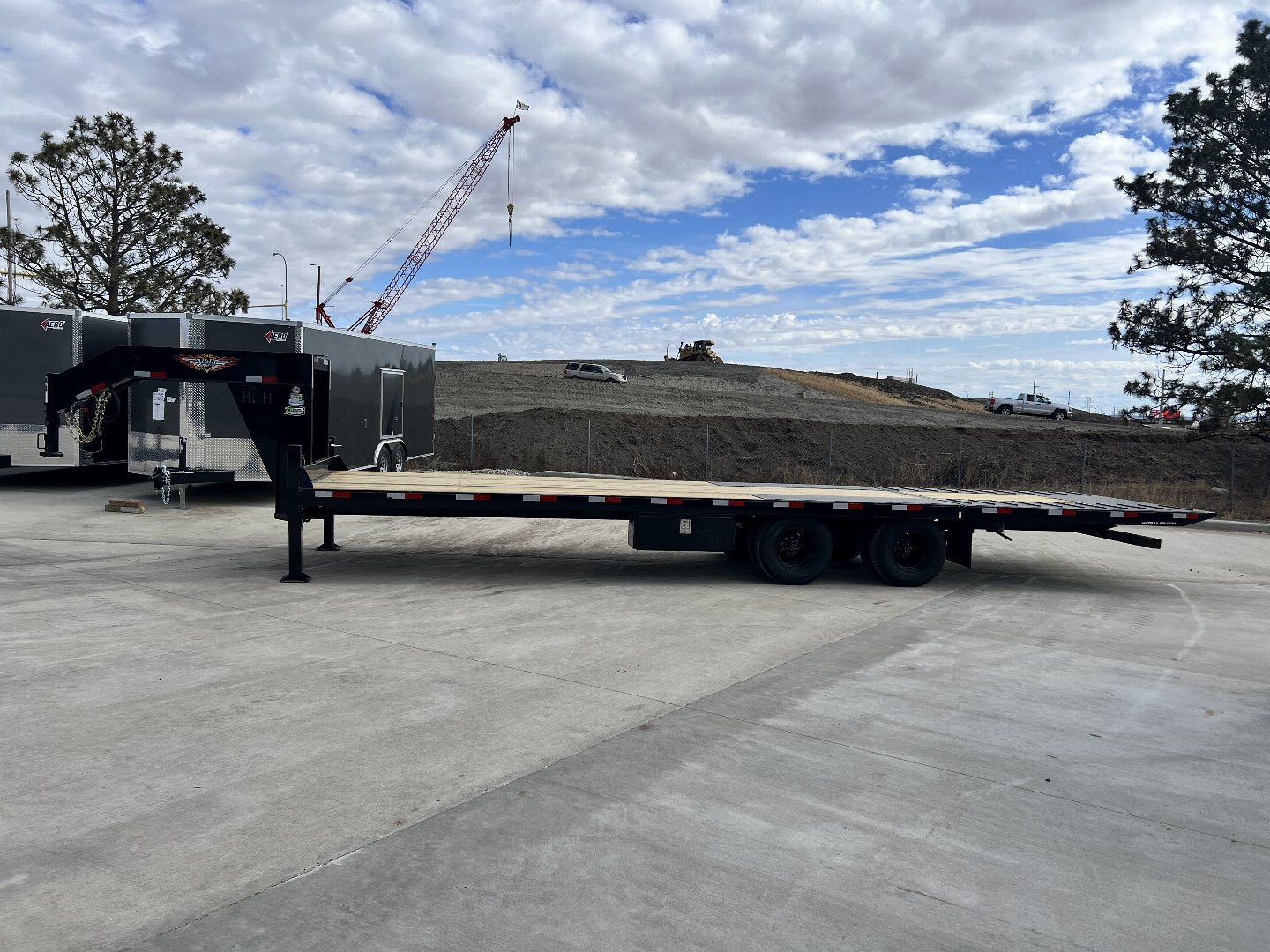 New 2025 H&H 30’ Gooseneck 21 ft Flat with Hydraulic 9 ft Dovetail Hydraulic Jacks, Key Fob Remote 25.9K Tandem Dual axles