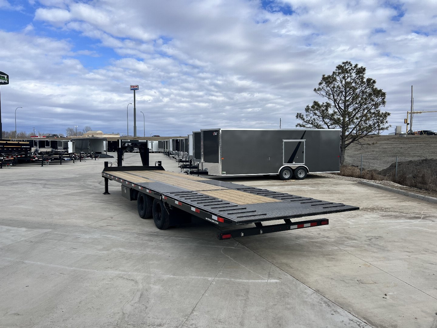 New 2025 H&H 30’ Gooseneck 21 ft Flat with Hydraulic 9 ft Dovetail Hydraulic Jacks, Key Fob Remote 25.9K Tandem Dual axles