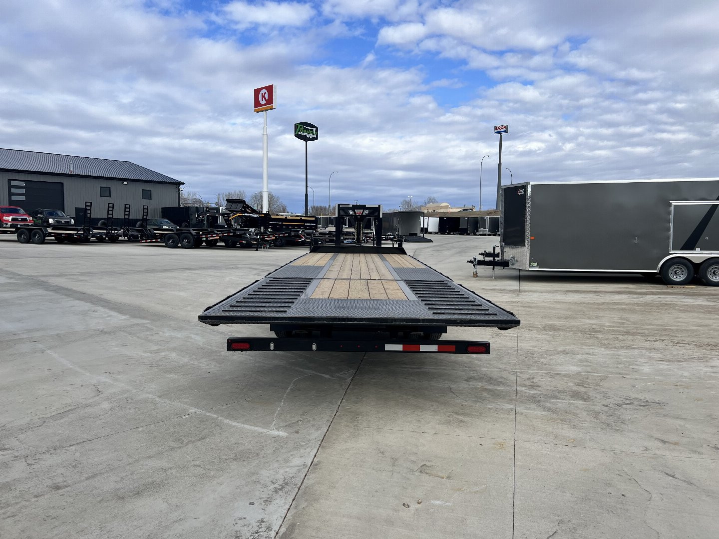 New 2025 H&H 30’ Gooseneck 21 ft Flat with Hydraulic 9 ft Dovetail Hydraulic Jacks, Key Fob Remote 25.9K Tandem Dual axles