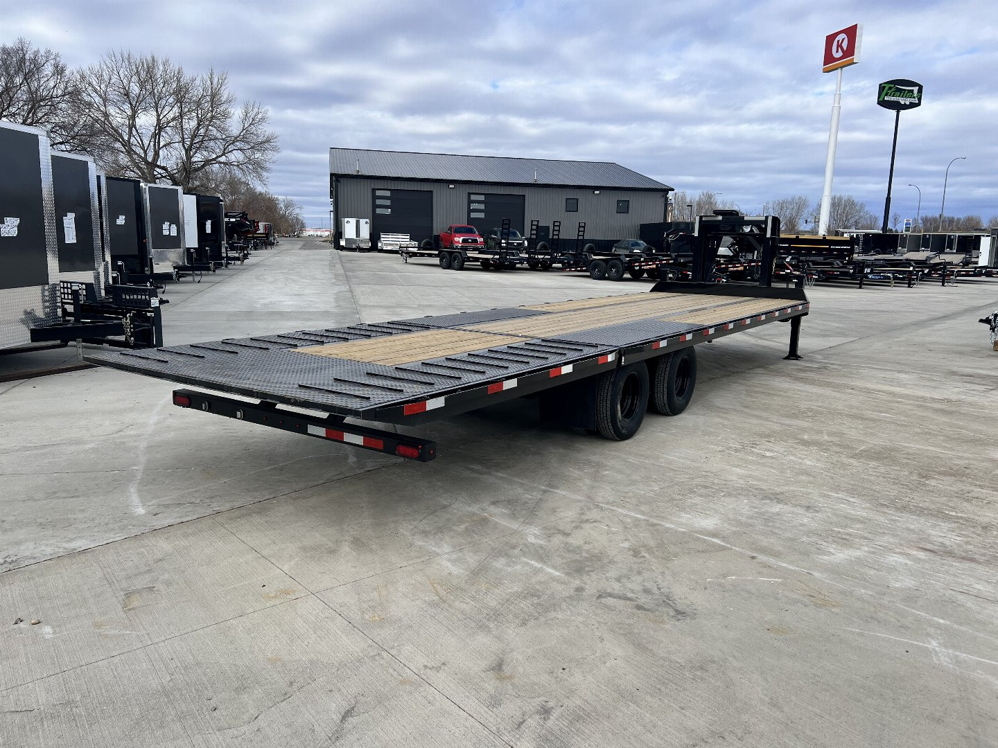 New 2025 H&H 30’ Gooseneck 21 ft Flat with Hydraulic 9 ft Dovetail Hydraulic Jacks, Key Fob Remote 25.9K Tandem Dual axles