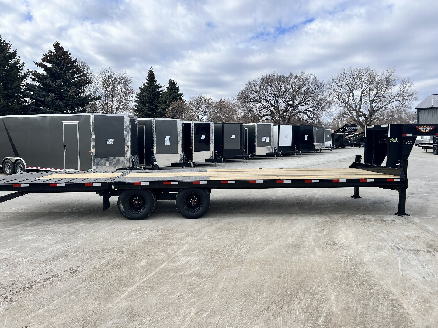 New 2025 H&H 30’ Gooseneck 21 ft Flat with Hydraulic 9 ft Dovetail Hydraulic Jacks, Key Fob Remote 25.9K Tandem Dual axles