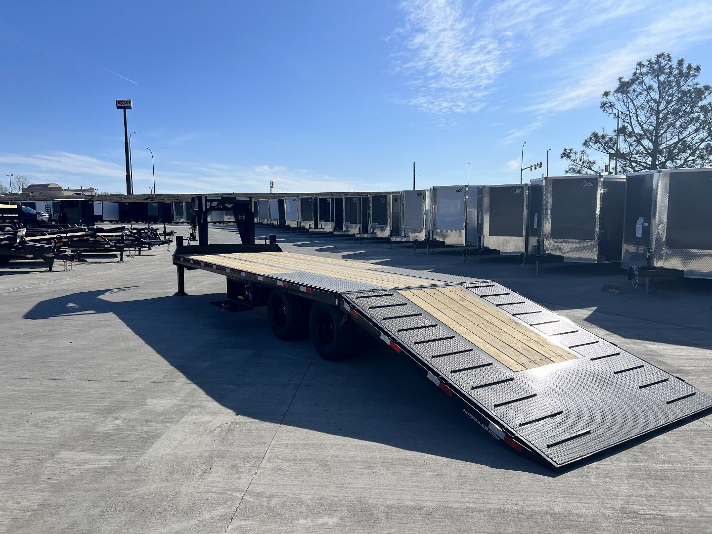 New 2025 H&H 30’ Gooseneck 21 ft Flat with Hydraulic 9 ft Dovetail Hydraulic Jacks, Key Fob Remote 25.9K Tandem Dual axles