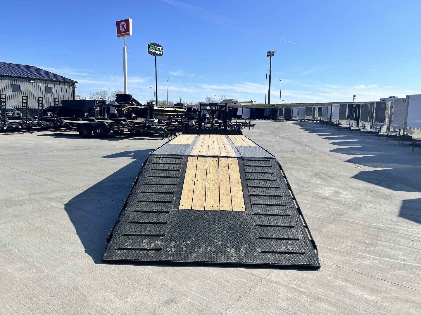 New 2025 H&H 30’ Gooseneck 21 ft Flat with Hydraulic 9 ft Dovetail Hydraulic Jacks, Key Fob Remote 25.9K Tandem Dual axles