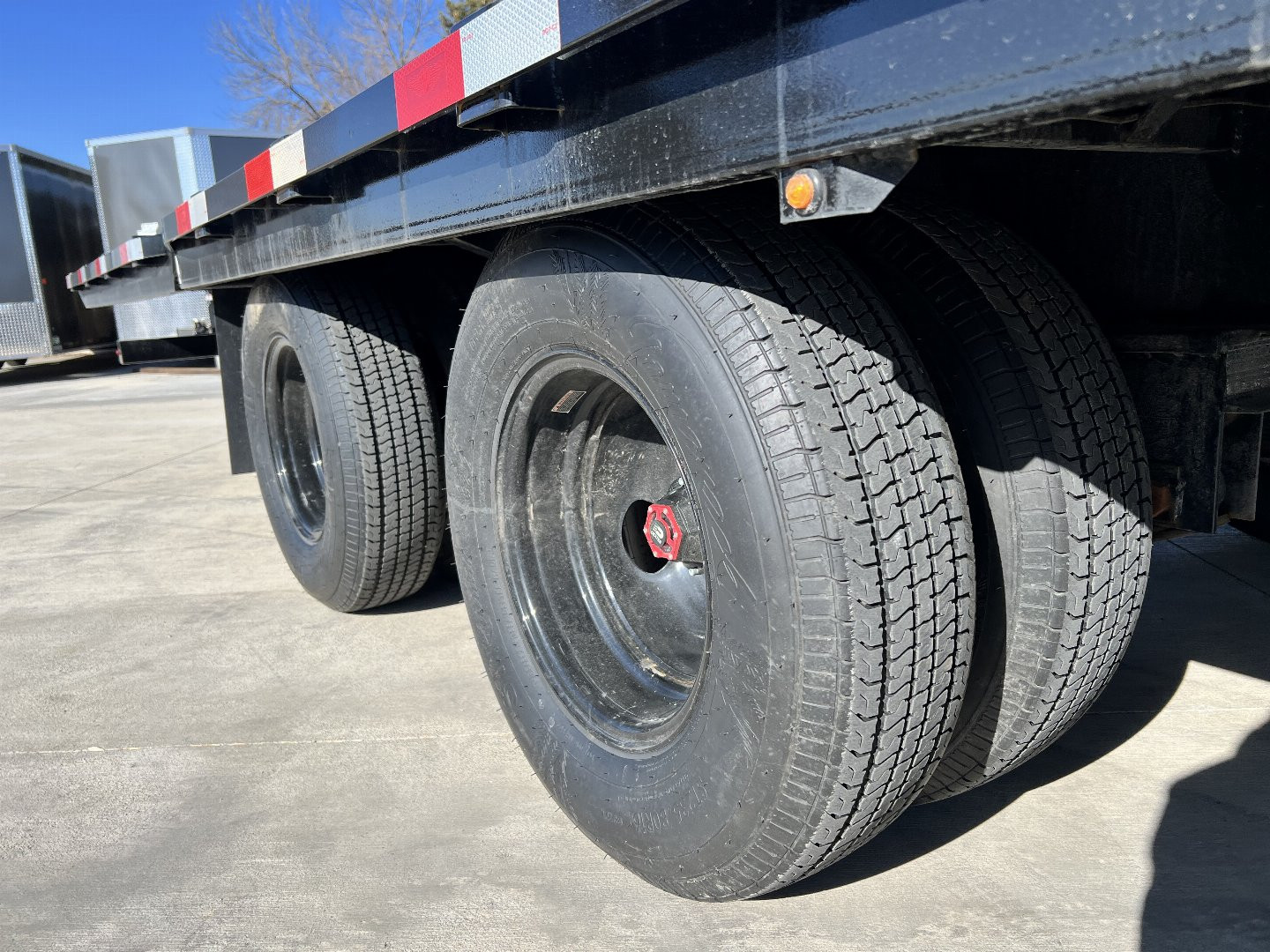 New 2025 H&H 30’ Gooseneck 21 ft Flat with Hydraulic 9 ft Dovetail Hydraulic Jacks, Key Fob Remote 25.9K Tandem Dual axles