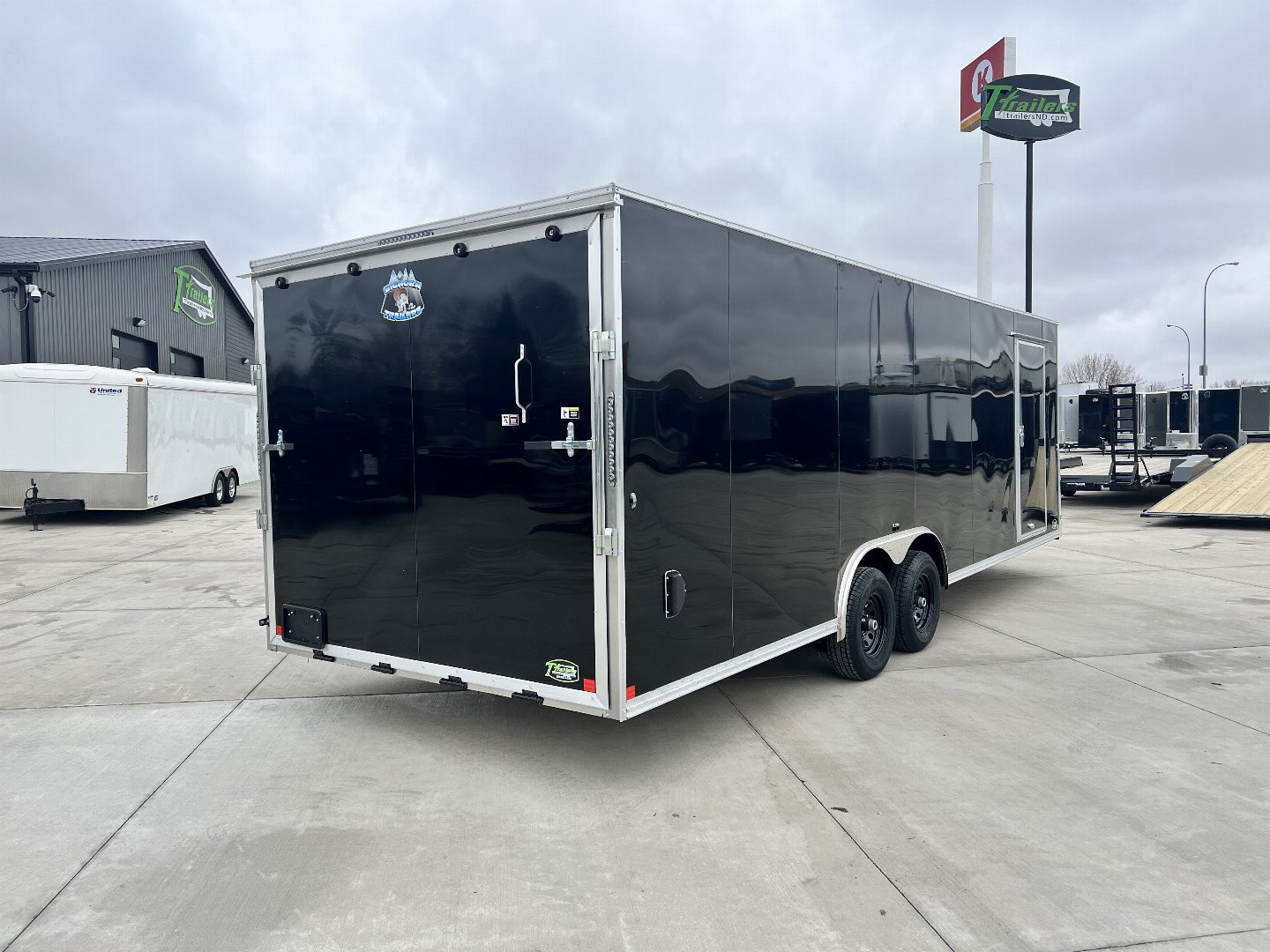 New 2025 Bighorn R&M 8.5x24 + 2’V Nose Rear Ramp Enclosed Cargo Trailer Car Hauler