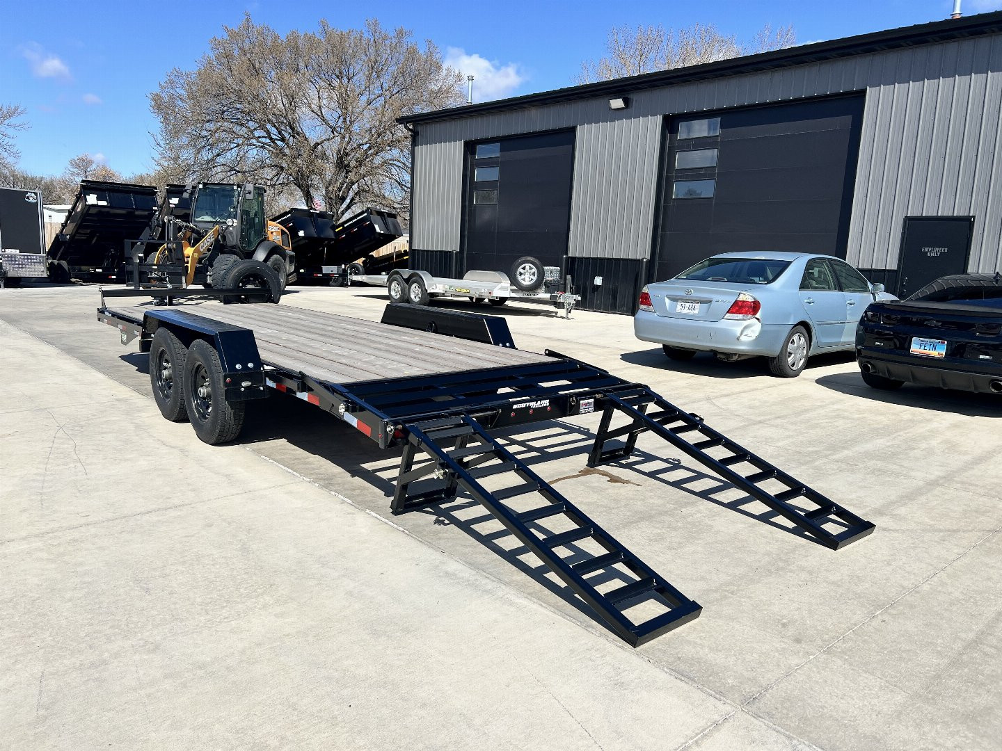 New 2025 Southland 20’ Flatbed 2-7000lb axles =14K Dovetail Trailer Fold Up Ramps