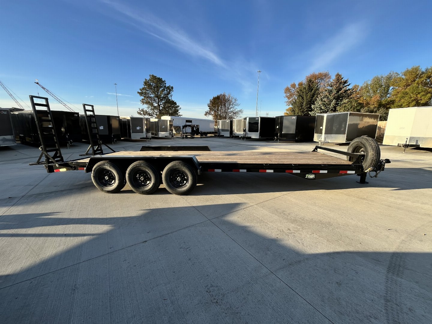 New 2025 Southland 24’ Flatbed 3-7000lb axles =21K Dovetail Trailer Fold Up Ramps