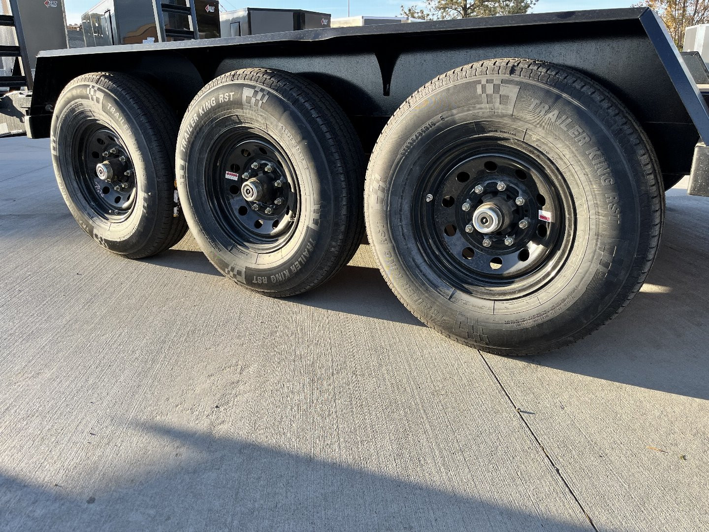 New 2025 Southland 24’ Flatbed 3-7000lb axles =21K Dovetail Trailer Fold Up Ramps