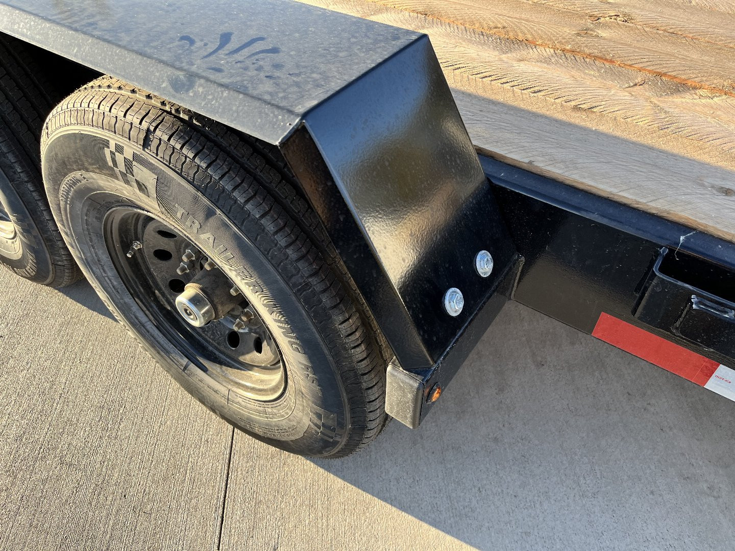 New 2025 Southland 24’ Flatbed 3-7000lb axles =21K Dovetail Trailer Fold Up Ramps