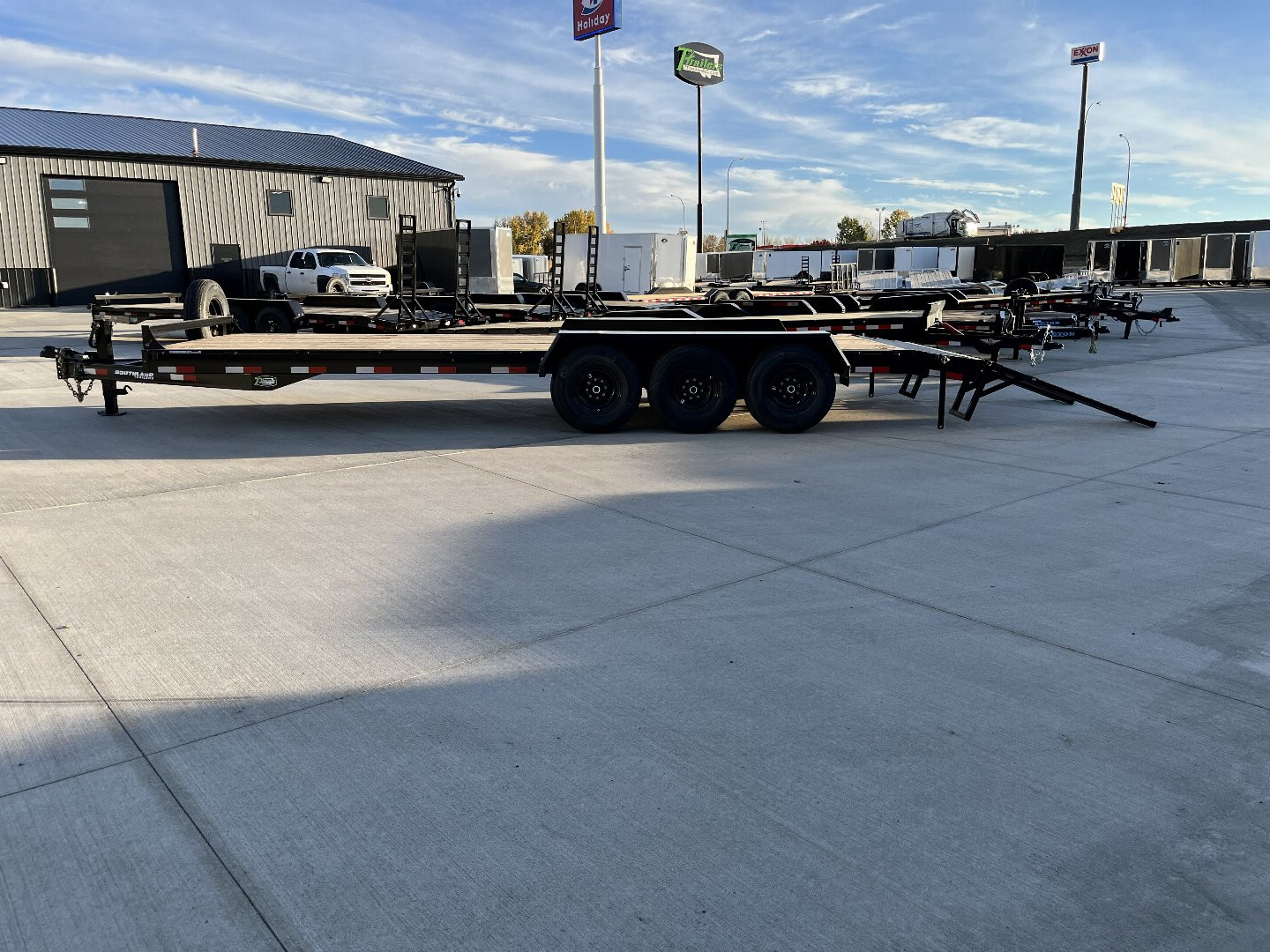New 2025 Southland 24’ Flatbed 3-7000lb axles =21K Dovetail Trailer Fold Up Ramps
