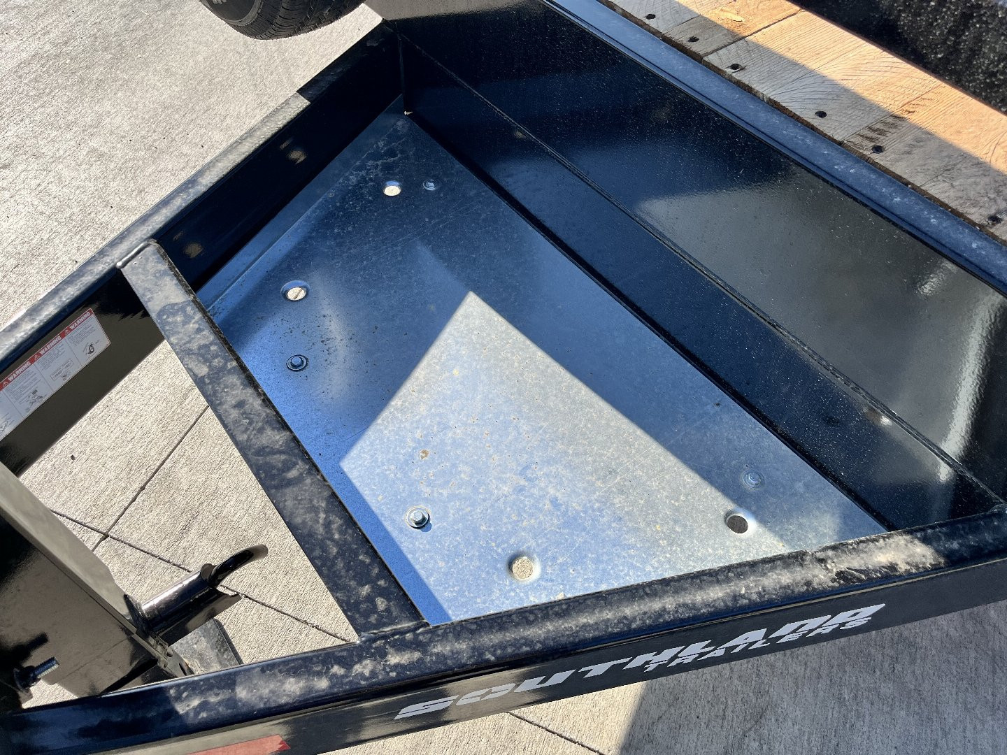 New 2025 Southland 24’ Flatbed 3-7000lb axles =21K Dovetail Trailer Fold Up Ramps