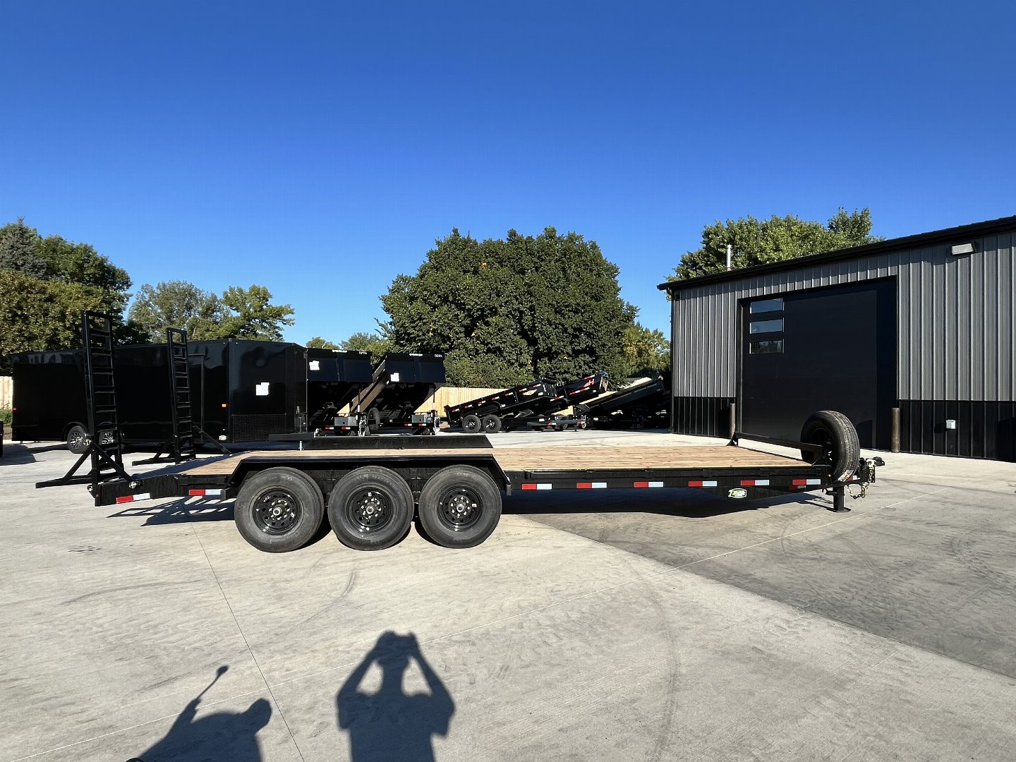 New 2025 Southland 24’ Flatbed 3-7000lb axles =21K Dovetail Trailer Fold Up Ramps