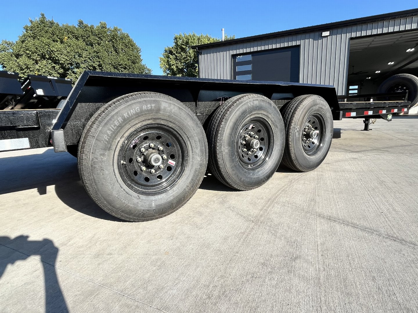 New 2025 Southland 24’ Flatbed 3-7000lb axles =21K Dovetail Trailer Fold Up Ramps