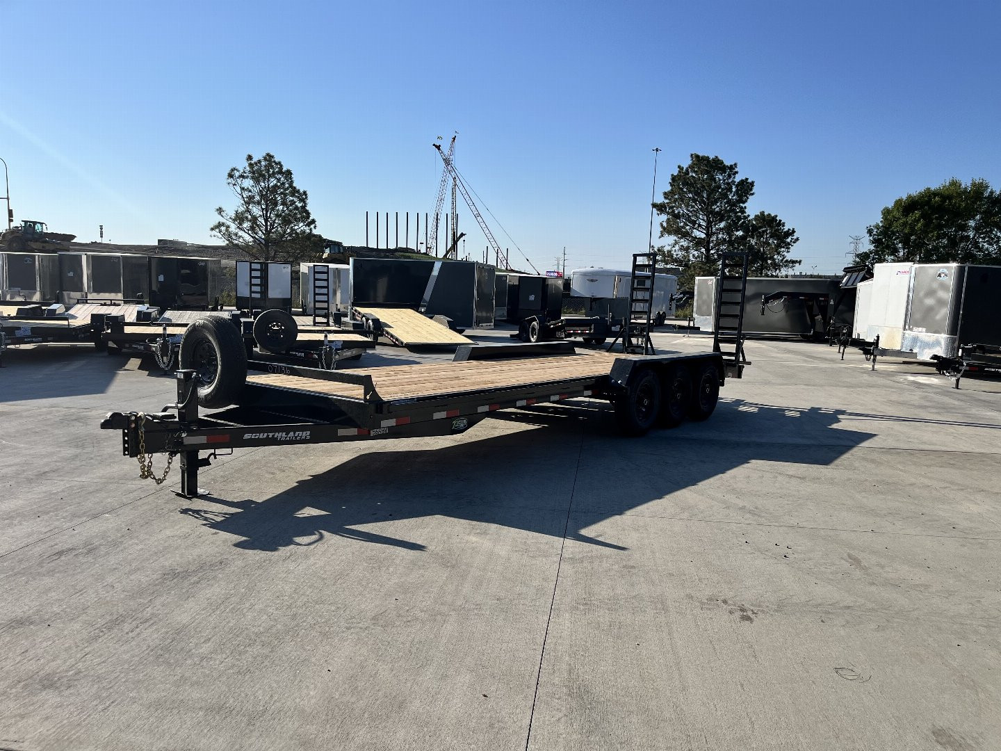 New 2025 Southland 24’ Flatbed 3-7000lb axles =21K Dovetail Trailer Fold Up Ramps