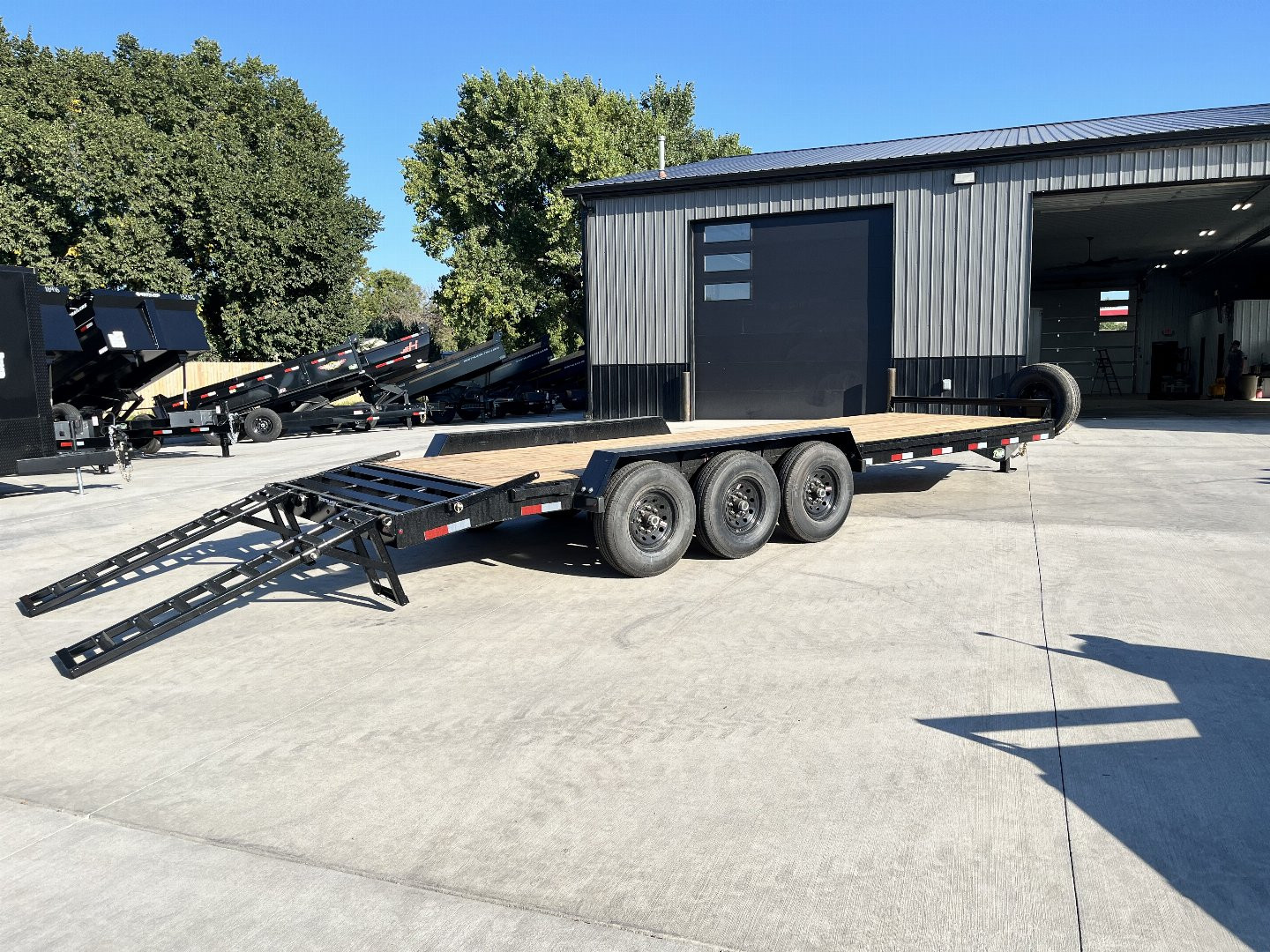 New 2025 Southland 24’ Flatbed 3-7000lb axles =21K Dovetail Trailer Fold Up Ramps