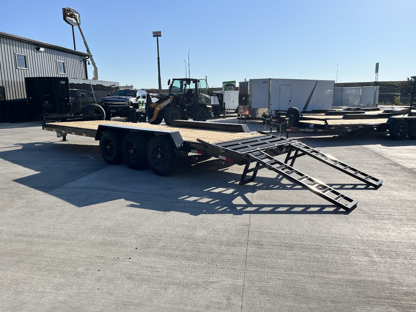 New 2025 Southland 24’ Flatbed 3-7000lb axles =21K Dovetail Trailer Fold Up Ramps
