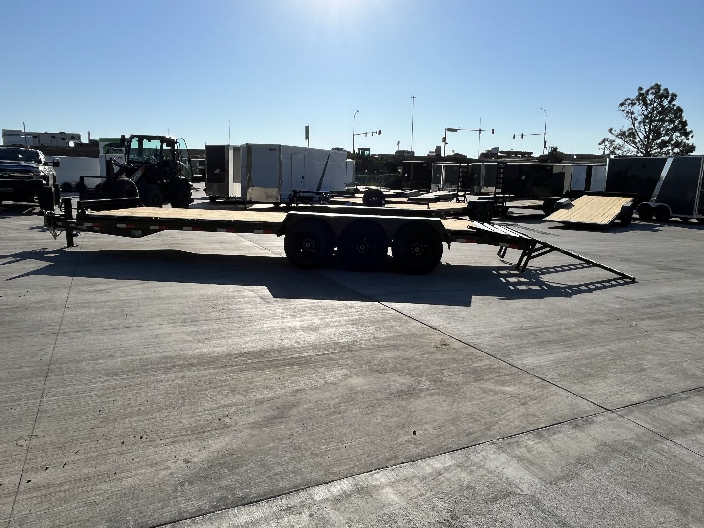 New 2025 Southland 24’ Flatbed 3-7000lb axles =21K Dovetail Trailer Fold Up Ramps