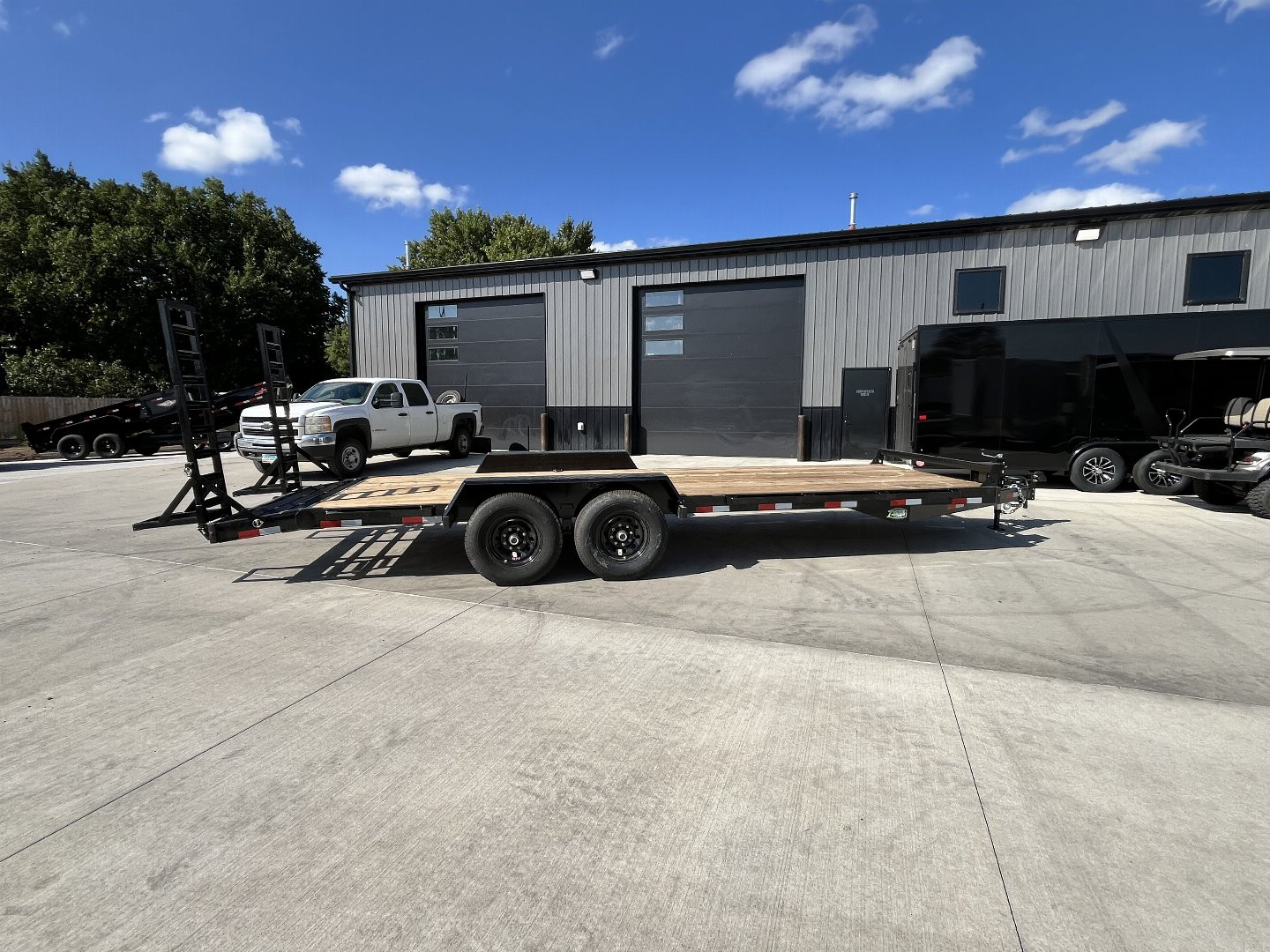 New 2025 Southland 22’ Flatbed 2-7000lb axles =14K Dovetail Trailer Fold Up Ramps