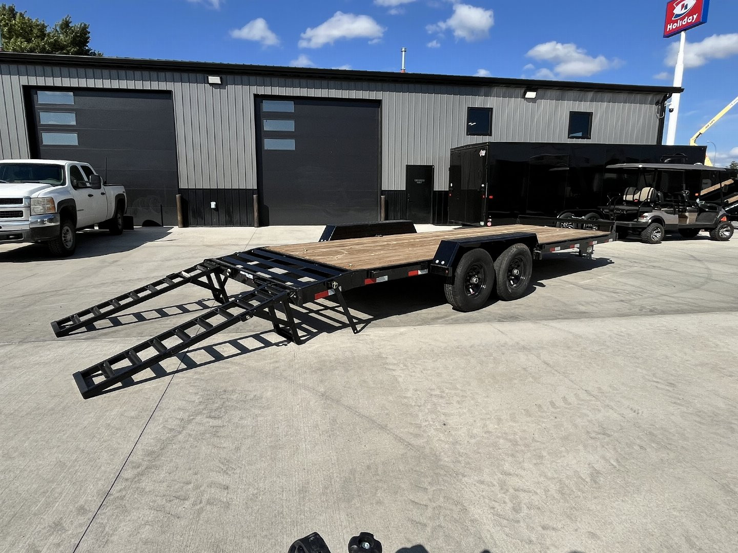 New 2025 Southland 22’ Flatbed 2-7000lb axles =14K Dovetail Trailer Fold Up Ramps