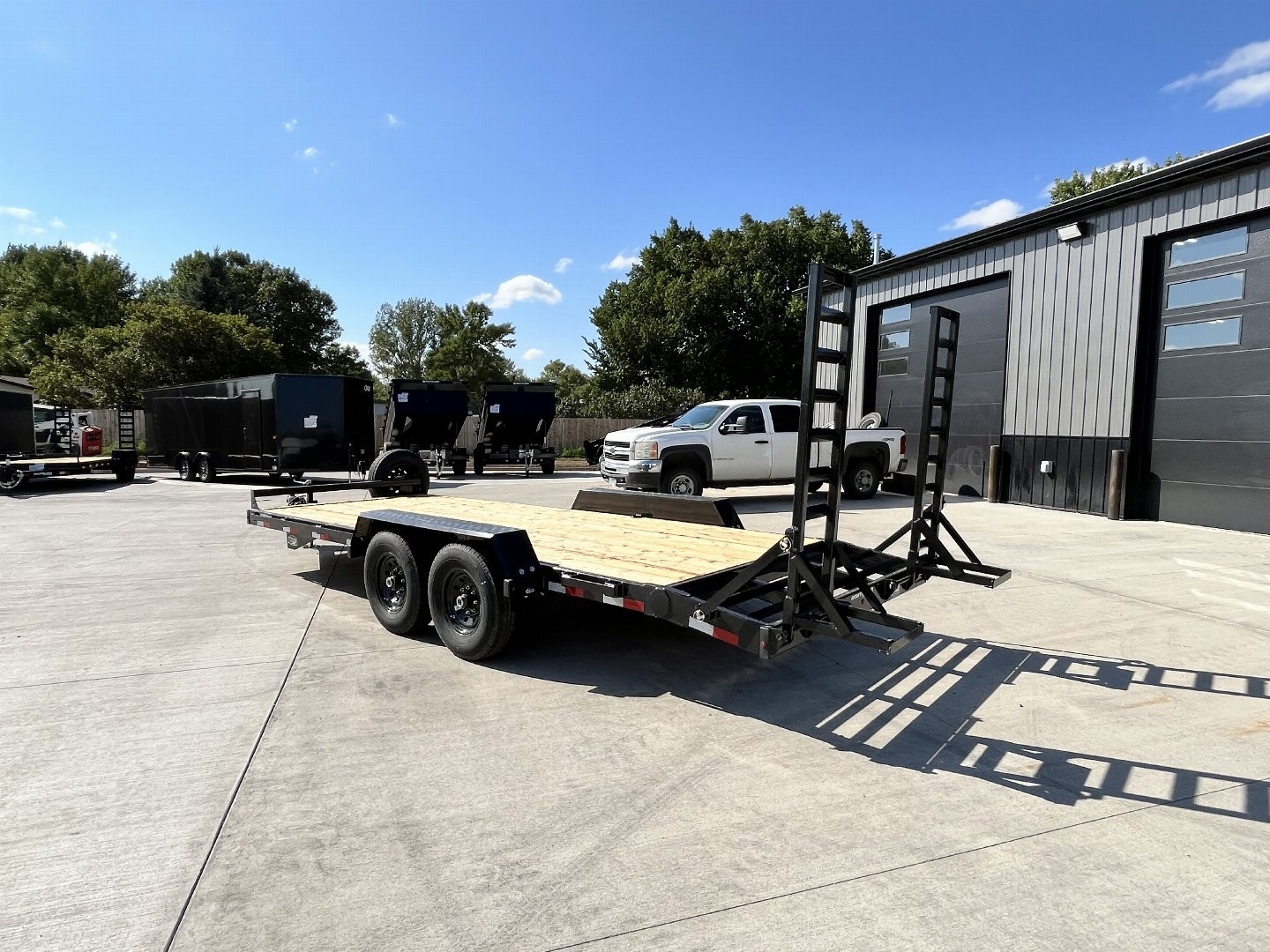 New 2025 Southland 20’ Flatbed 2-7000lb axles =14K Dovetail Trailer Fold Up Ramps