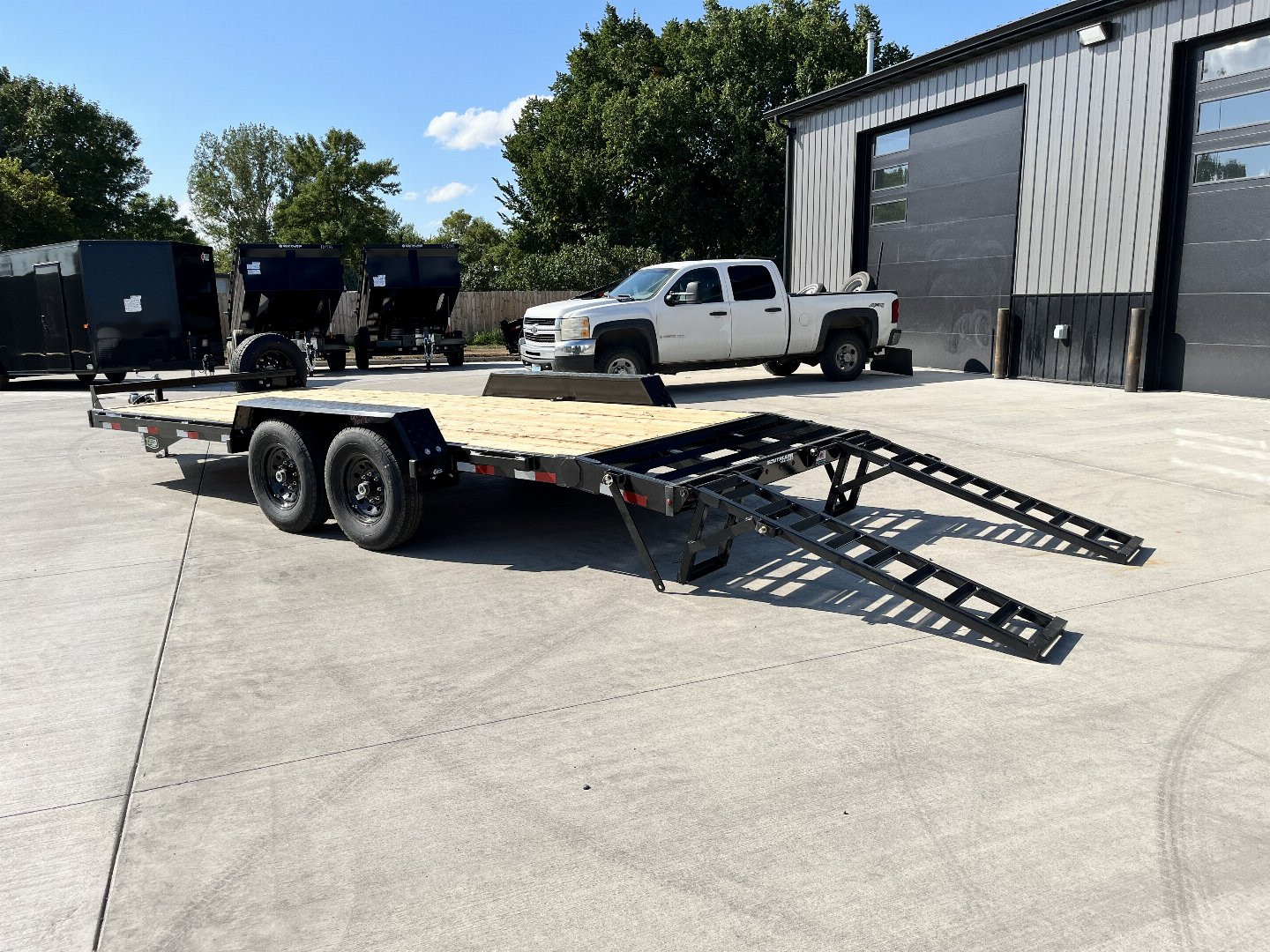 New 2025 Southland 20’ Flatbed 2-7000lb axles =14K Dovetail Trailer Fold Up Ramps