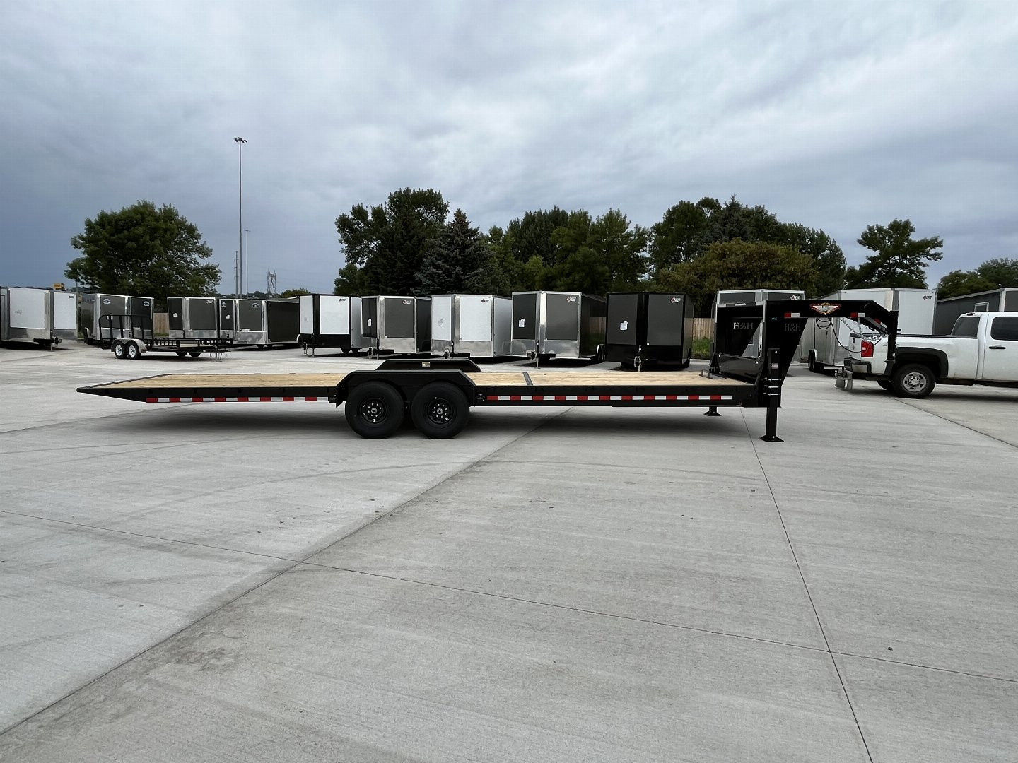 New 2025 H&H Trailers 30 gsneck 14K pwr tilt Gooseneck Bodies