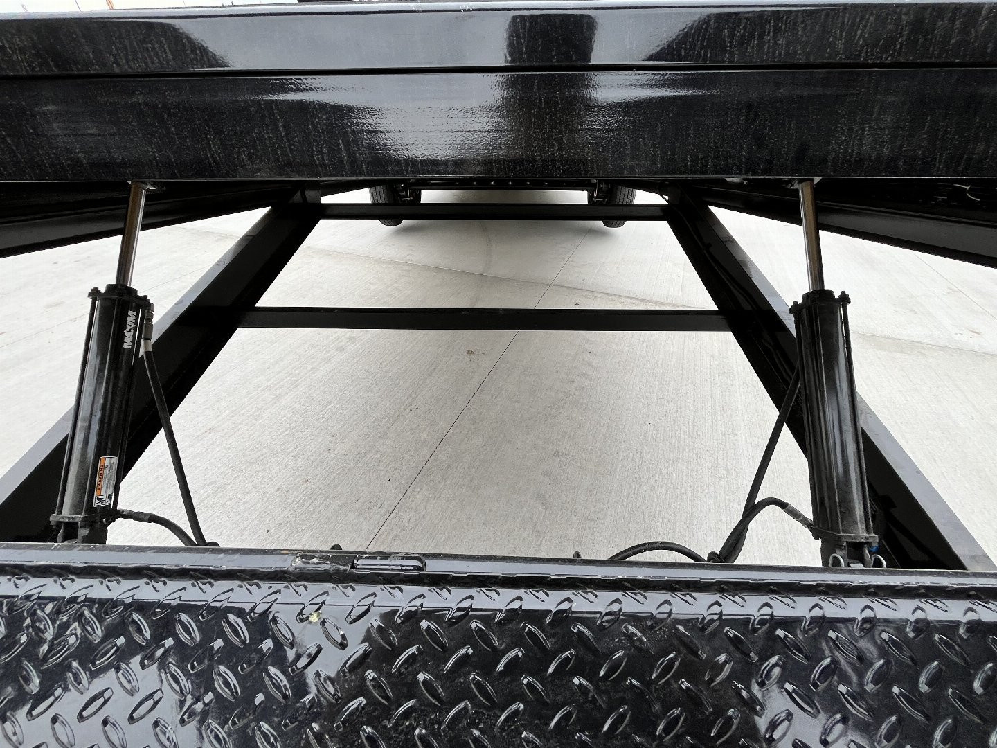 New 2025 H&H Trailers 30 gsneck 14K pwr tilt Gooseneck Bodies