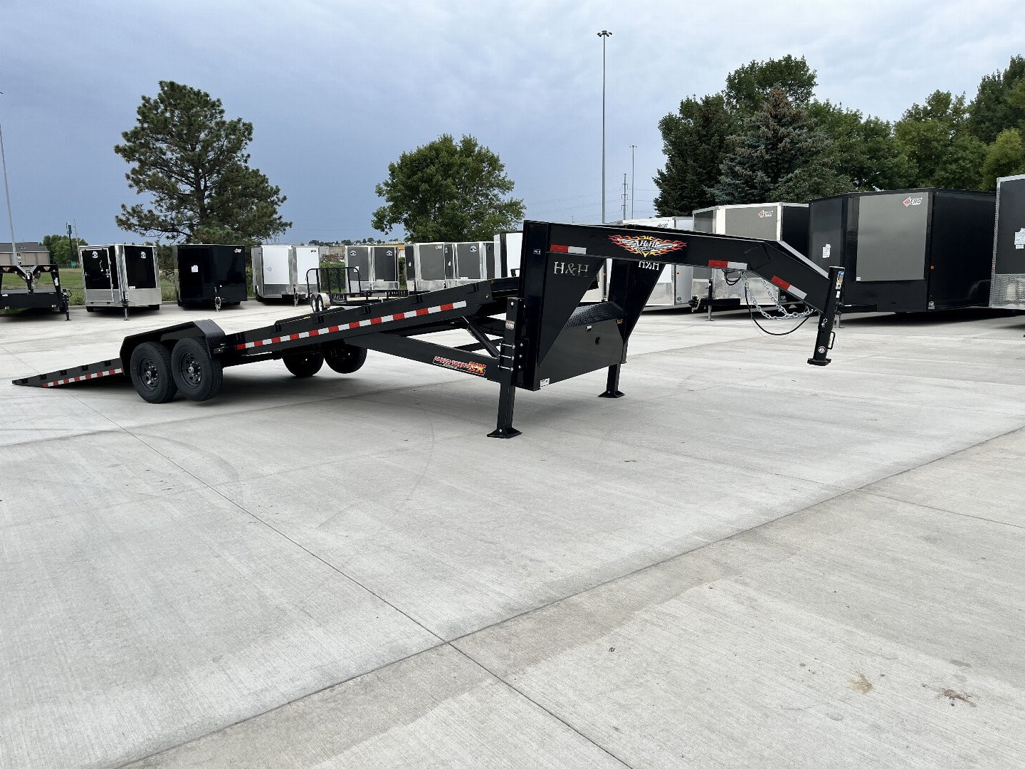 New 2025 H&H Trailers 30 gsneck 14K pwr tilt Gooseneck Bodies