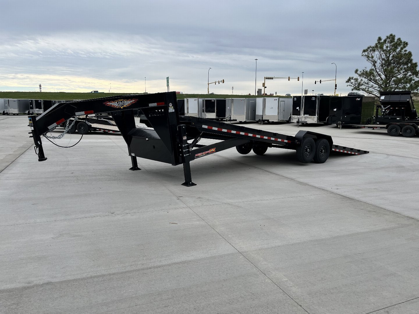 New 2025 H&H Trailers 30 gsneck 14K pwr tilt Gooseneck Bodies