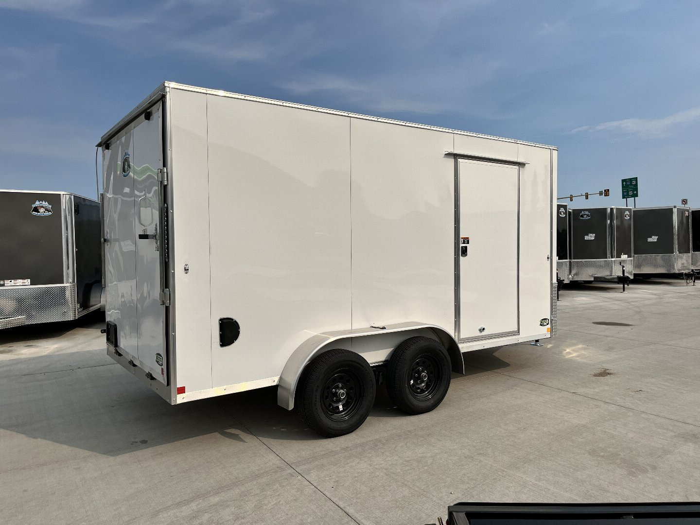 2027 Bighorn R&M photo 3