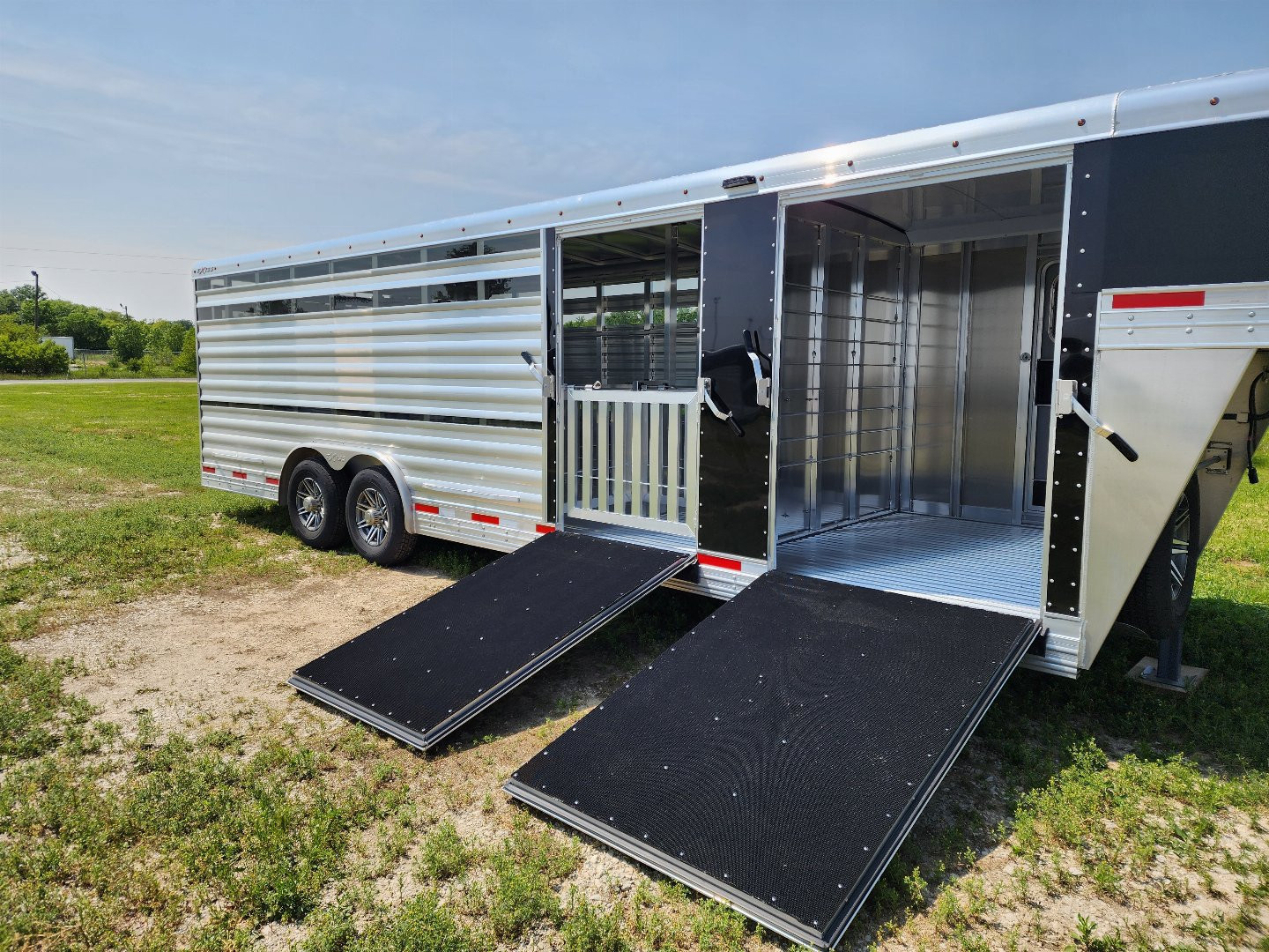 New 2025 Exiss Custom Stock STC 6 Pen / Stock Combo Trailer