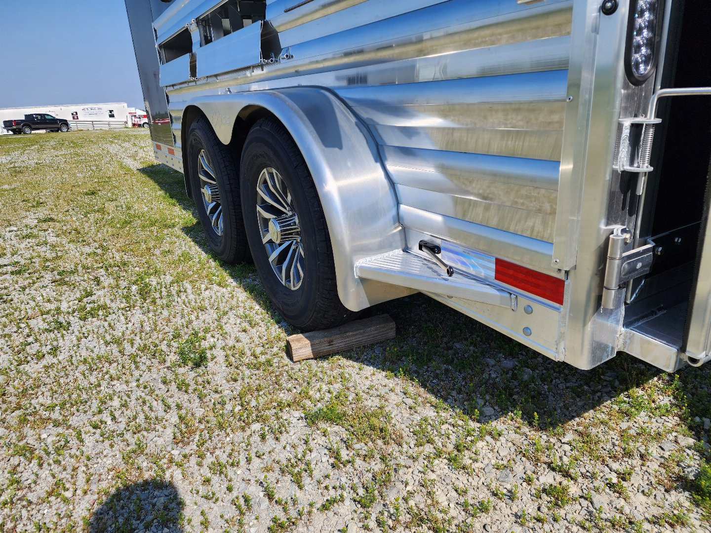 New 2025 Exiss Exhibitor 716W 6 Pen / Stock Combo B/P Trailer