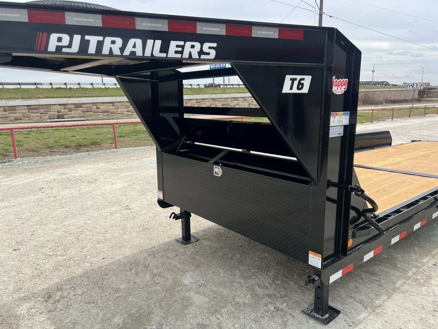 New 2026 PJ 83"x24' Gooseneck Equipment Tilt Trailer – T6