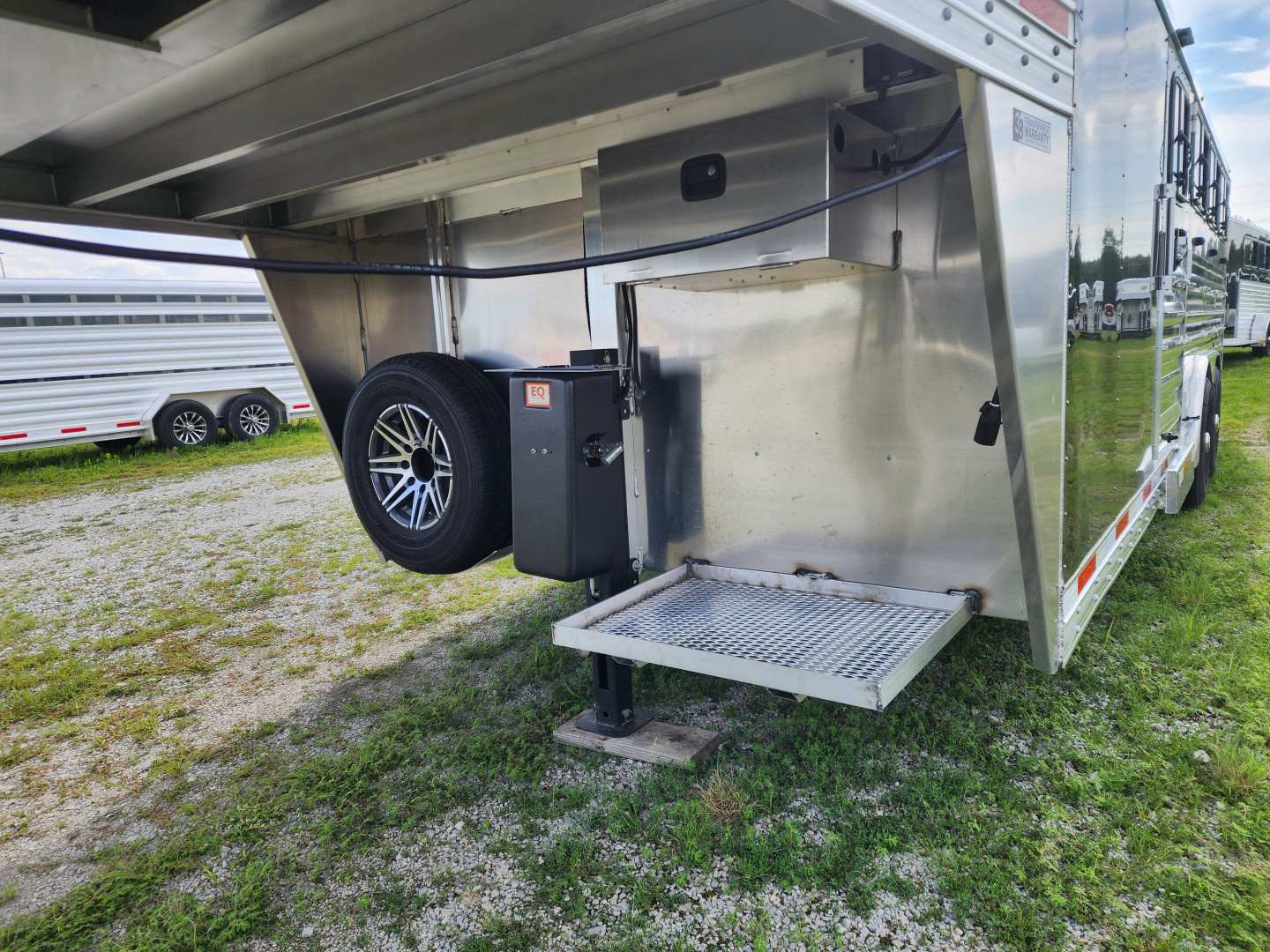 New 2025 Exiss Exhibitor 8022W 8 Pen / Stock Combo Trailer