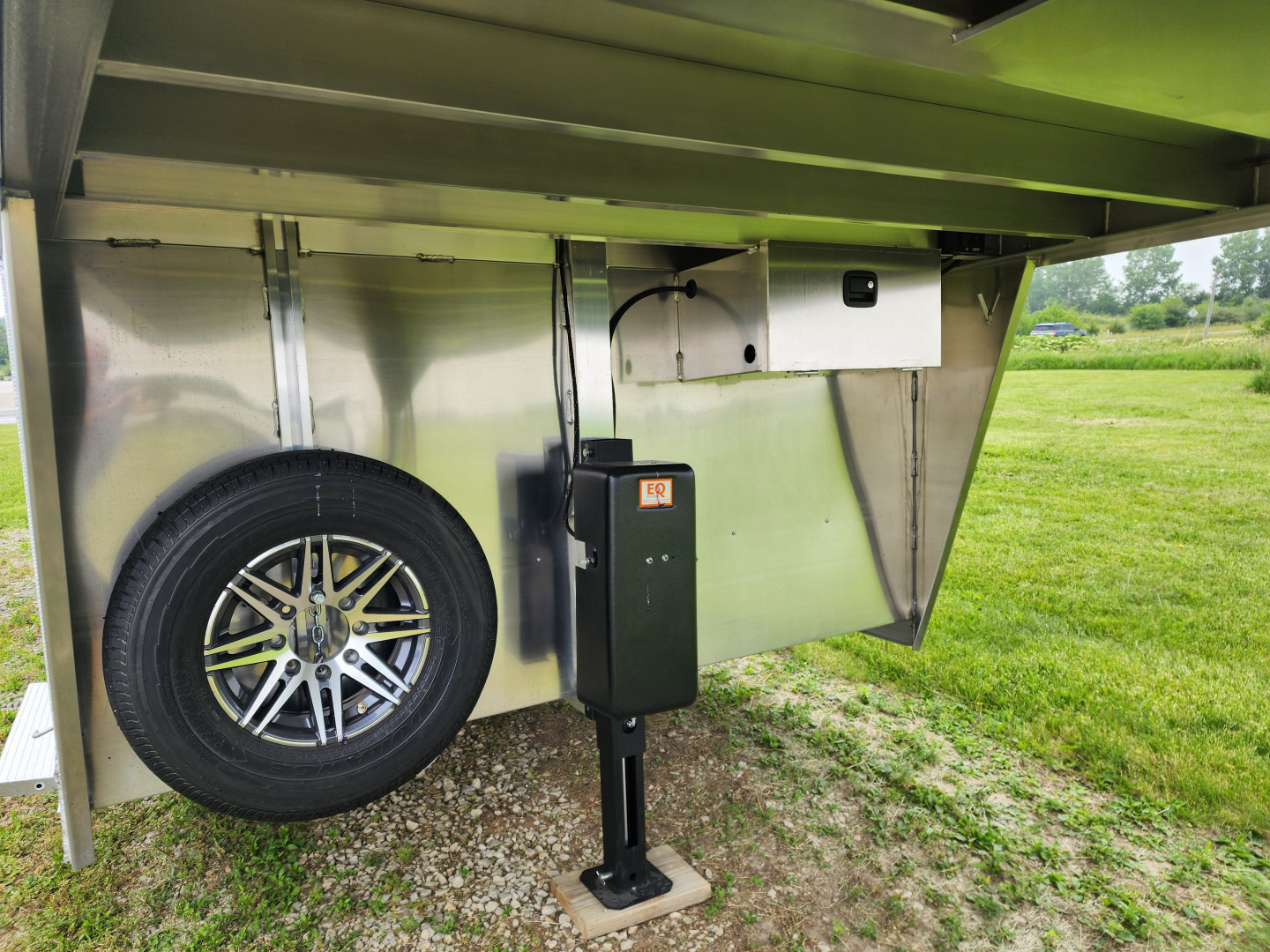 New 2025 Exiss Exhibitor 8022W 8 Pen / Stock Combo Trailer