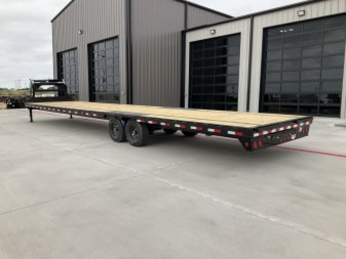 New 2026 PJ 102"x40' GN Low-Pro Flatbed w/ Singles - LS