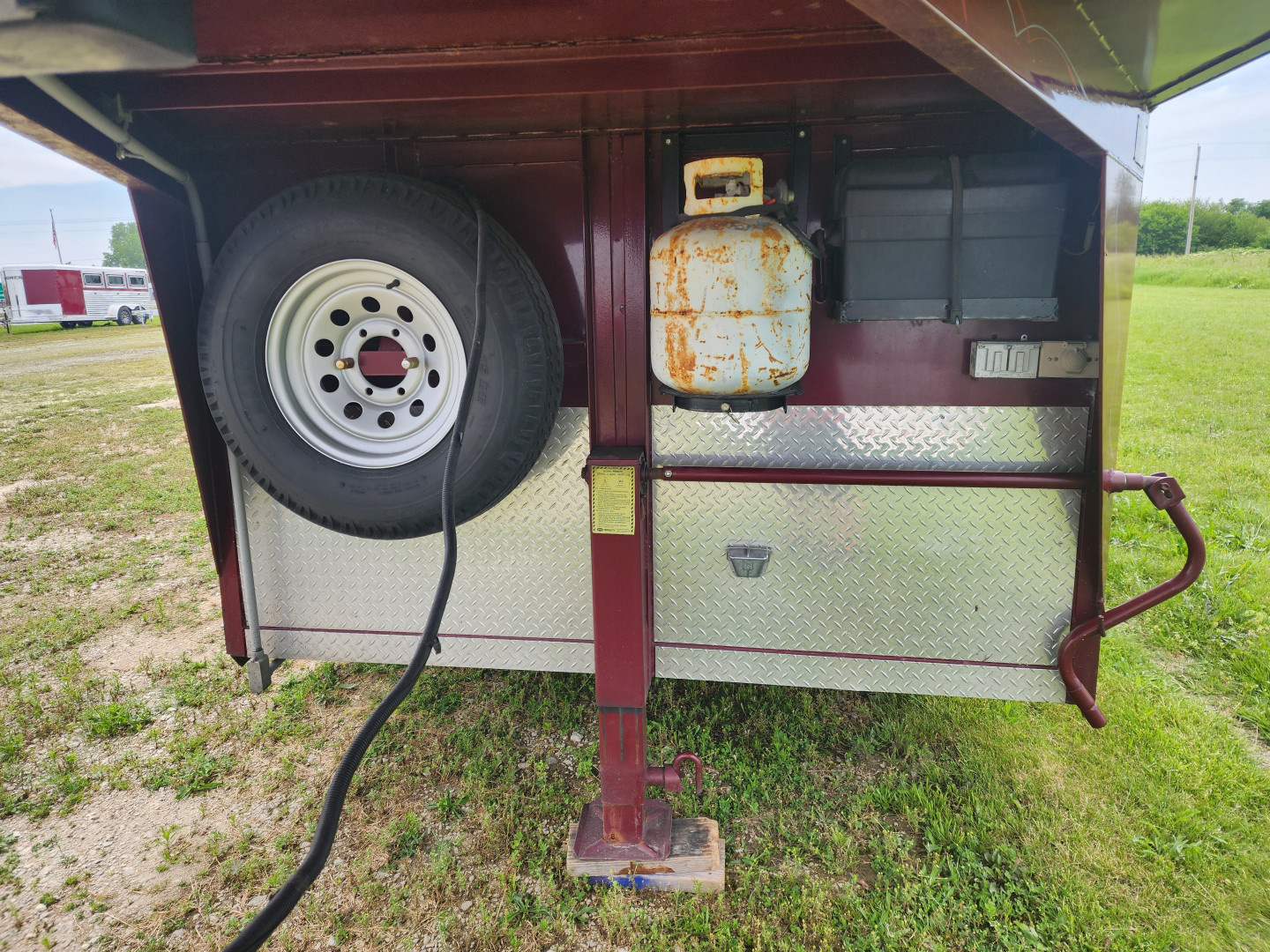 Used 1999 Big Valley LQ 2H Straight Load B/P Horse Trailer ( No Trade )