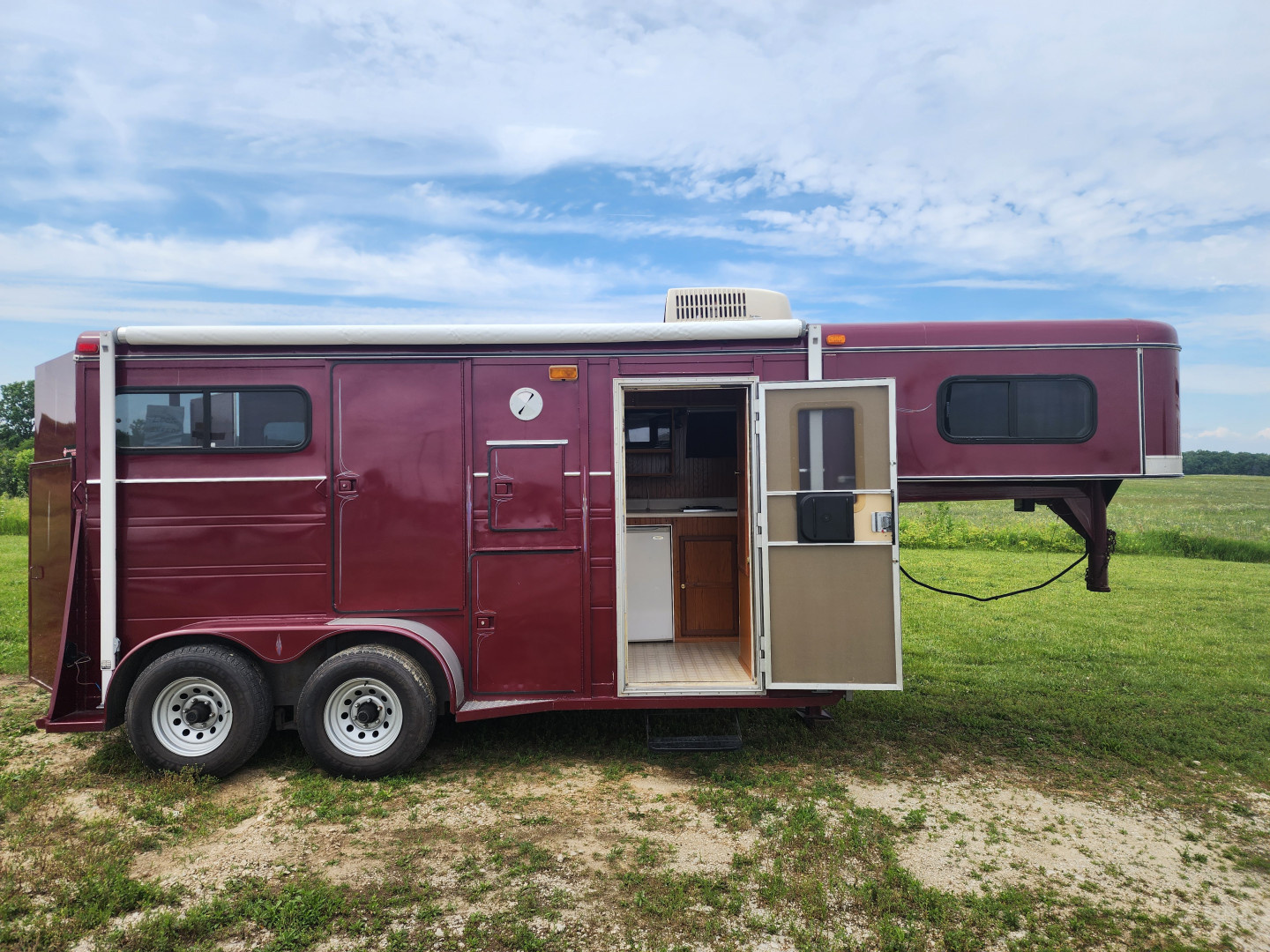 Used 1999 Big Valley LQ 2H Straight Load B/P Horse Trailer ( No Trade )