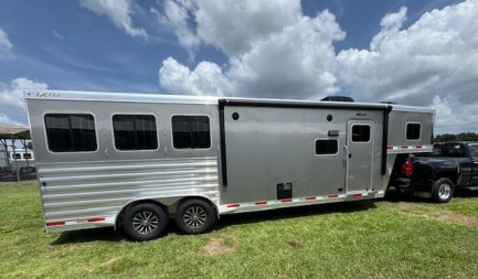 New 2025 Exiss Trailers Escape 3H 10.6' LQ Horse Trailer