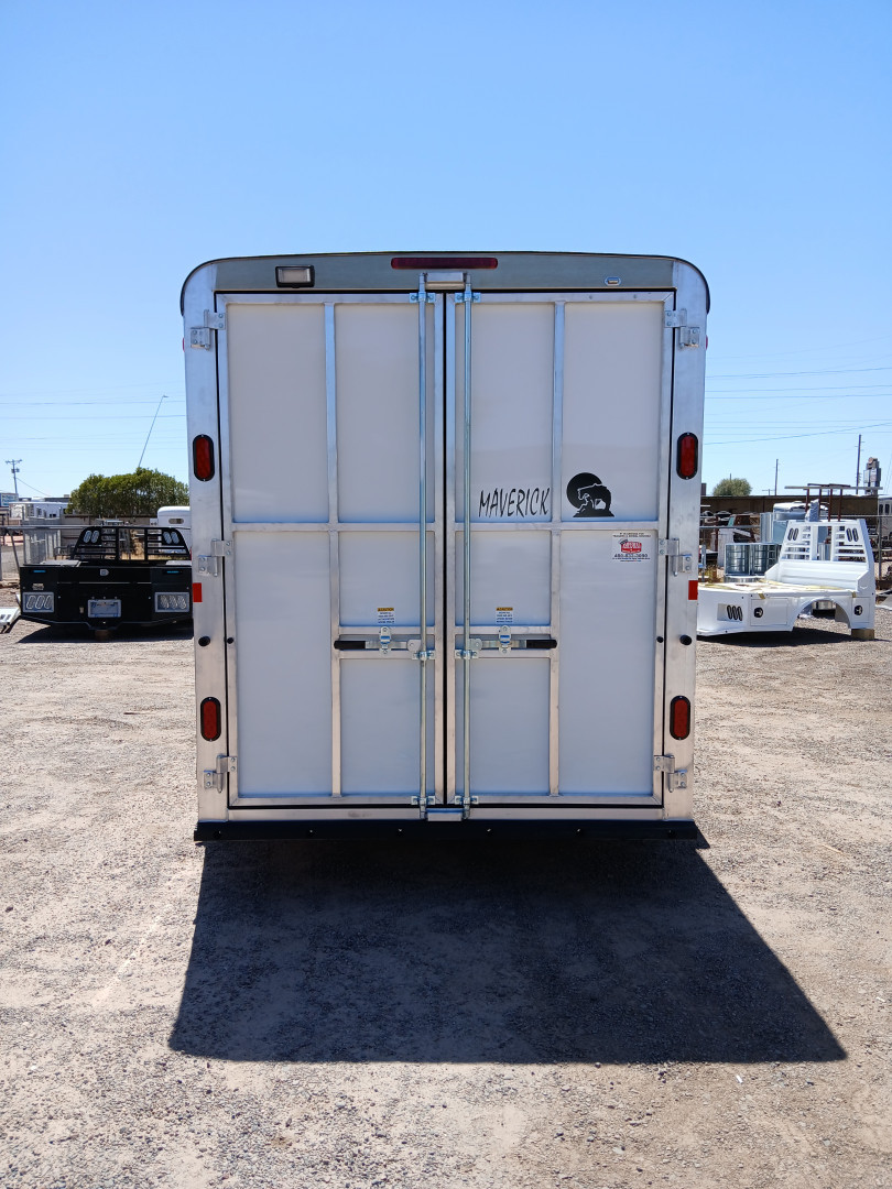New 2026 Maverick Trailers DELUXE 3H BP WARM BLOOD SIZE Horse Trailer