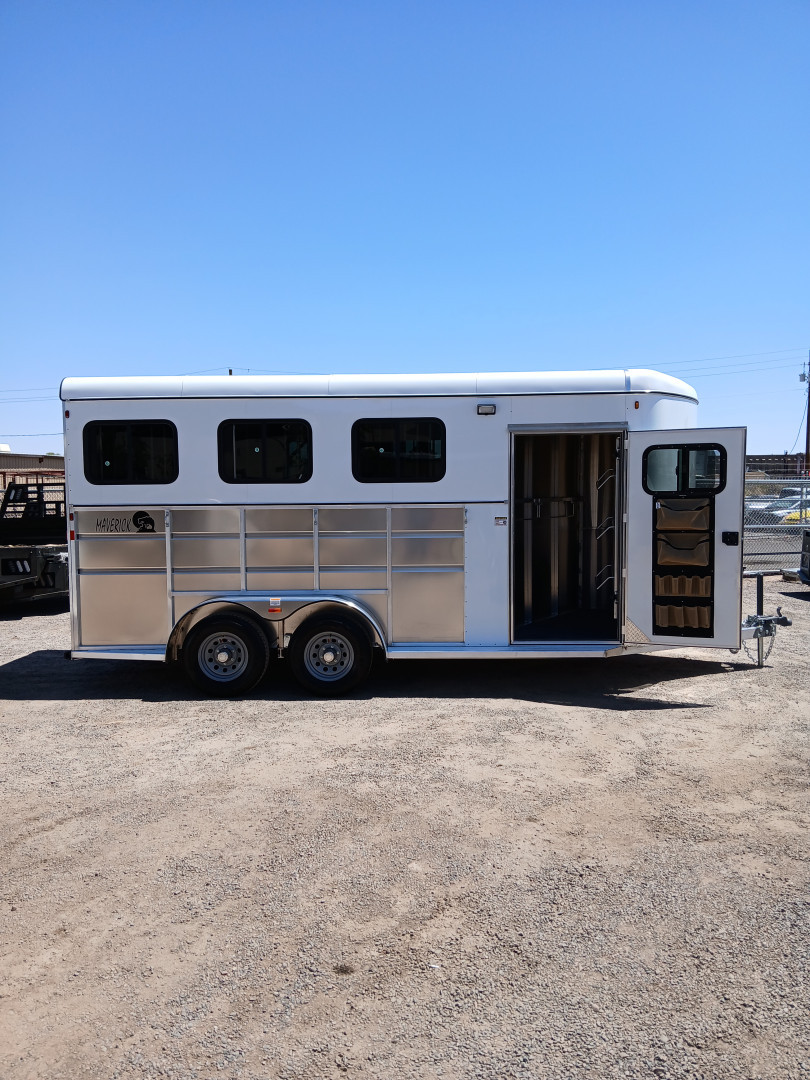 New 2026 Maverick Trailers DELUXE 3H BP WARM BLOOD SIZE Horse Trailer