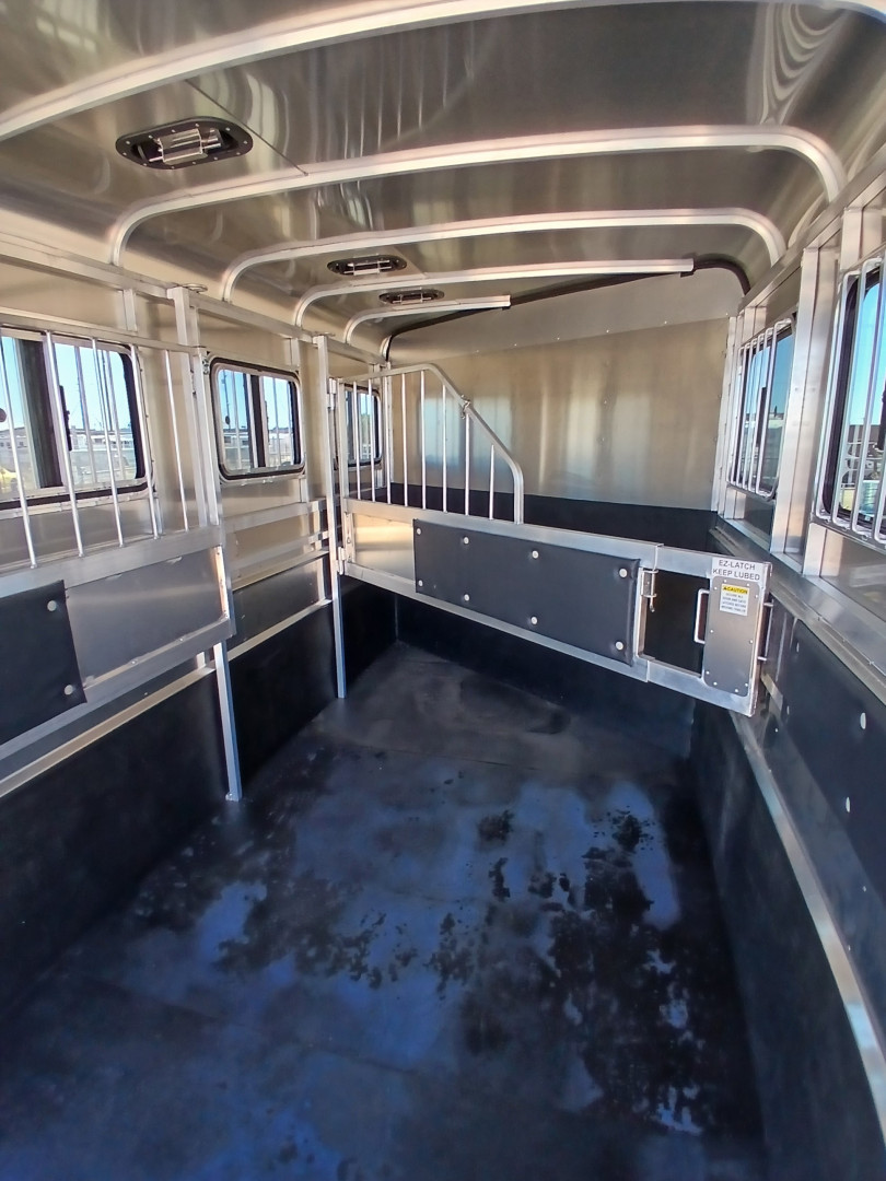 New 2026 Maverick Trailers DELUXE 3H BP WARM BLOOD SIZE Horse Trailer