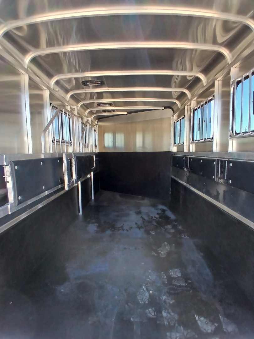 New 2026 Maverick Trailers DELUXE 3H BP WARM BLOOD SIZE Horse Trailer