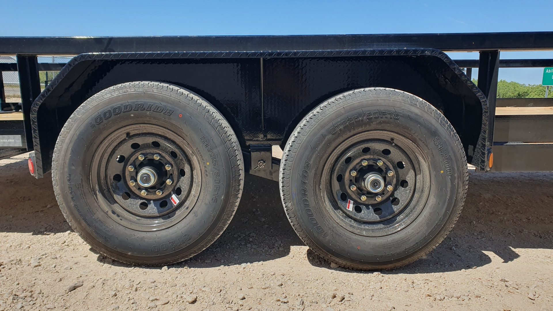 New 2026 PJ 83"x20' Gooseneck Angle Pipetop Trailer – P8