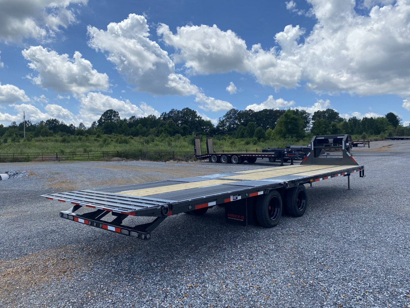New 2026 MAXXD 32' x 102" 30k Hyd Dove Gooseneck Trailer