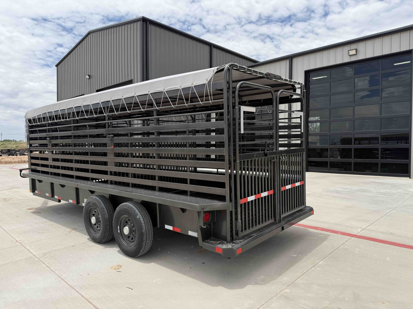 New 2025 Delco 6'8"x20' GN Bar Top Livestock Trailer - B8 Cattleman
