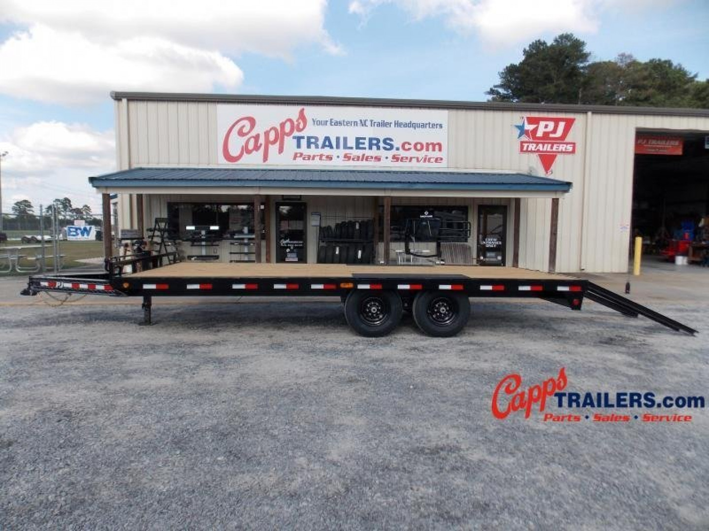 New 2025 PJ TRAILERS F8J2072BSSK Deckover Trailer